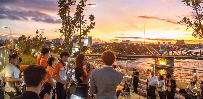 Dossier de presse | 5298-02 - Communiqué de presse | Chao Phraya Sky Park - Kotchakorn Voraakhom - Architecture de paysage - <p>For the first time, the Memorial Bridge has been given its place in the frame </p><p style=""><br style="">With a 360-degree view, pedestrians can enjoy a foreground view with the Memorial Bridge, overlooking Bangkok’s historical postcard destinations. CPSP has shown the future possibilities from abandonment to placemaking for increasing the health of the citizens and their city. </p> - Crédit photo : LANDPROCESS