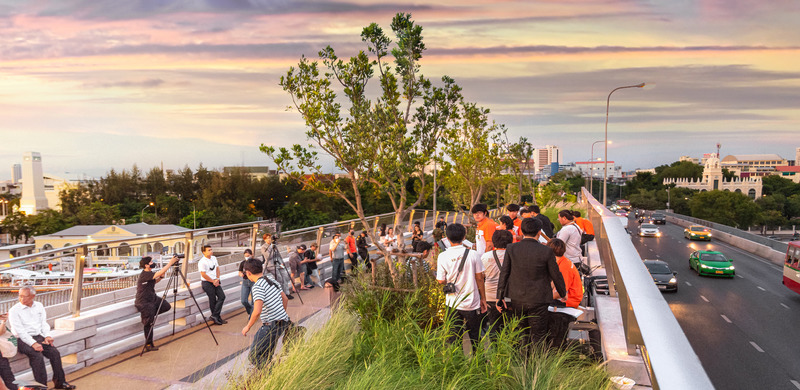 Dossier de presse | 5298-02 - Communiqué de presse | Chao Phraya Sky Park - Kotchakorn Voraakhom - Architecture de paysage - <p>At the Chao Phraya Sky Park’s hill curve midpoint. The two divided pathways merged at Sky Park’s midpoint, where the topography is raised as a hilltop curve, formed by small cascading steps that carve out a sitting area and a performance stage for special occasions.</p> - Crédit photo : LANDPROCESS