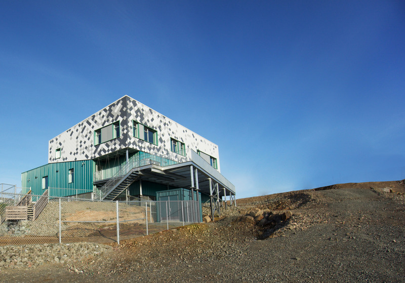Dossier de presse | 612-21 - Communiqué de presse | Alain Fournier est lauréat du prix Ernest-Cormier – 2022 - EVOQ Architecture - Architecture institutionnelle - CPE d'Iqaluit - Crédit photo : EVOQ