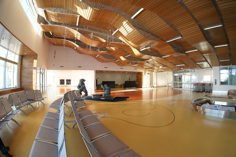 Dossier de presse | 612-21 - Communiqué de presse | Alain Fournier est lauréat du prix Ernest-Cormier – 2022 - EVOQ Architecture - Architecture institutionnelle - Aérogare de Puvirnituq - Crédit photo : Robert Morneau ; Oeuvre d'art : Peter Qumaluk Ittkalla