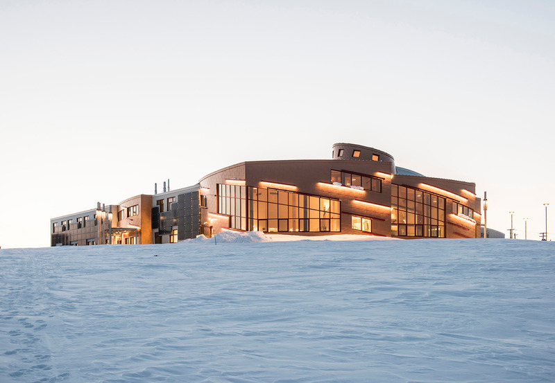 Dossier de presse | 612-21 - Communiqué de presse | Alain Fournier est lauréat du prix Ernest-Cormier – 2022 - EVOQ Architecture - Architecture institutionnelle -  Station canadienne de recherche de l'Extrême - Arctique (SCREA)  - Crédit photo : Alex Fradkin