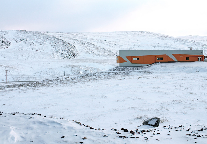 Dossier de presse | 612-21 - Communiqué de presse | Alain Fournier est lauréat du prix Ernest-Cormier – 2022 - EVOQ Architecture - Architecture institutionnelle - Piscine de Salluit - Crédit photo : EVOQ