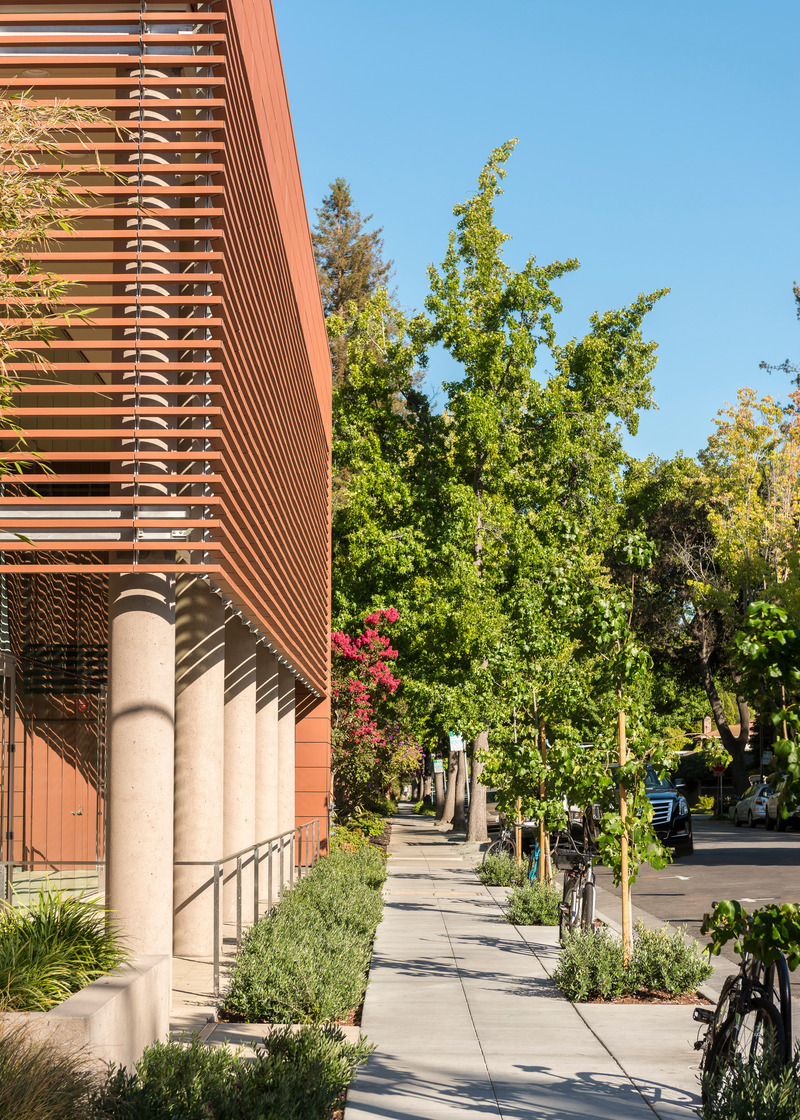 Dossier de presse | 6576-01 - Communiqué de presse | Hayes Group Architects Recognized for Modern Downtown Building - Hayes Group Architects - Architecture commerciale - <p class="">Southbound view of streetscape:  Drought-tolerant external plantings reduce the site’s overall water use and provide an appealing passage for pedestrians, train commuters and cyclists.</p> - Crédit photo : Patrik Argast