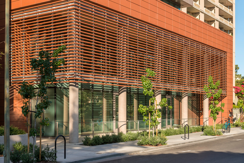 Dossier de presse | 6576-01 - Communiqué de presse | Hayes Group Architects Recognized for Modern Downtown Building - Hayes Group Architects - Architecture commerciale - <p class="">Colonnade: The three-floor commercial space is comfortable and energy-efficient through an engaging mix of sun louvers, deep-set windows, and external plantings for shade.  </p> - Crédit photo : Patrik Argast