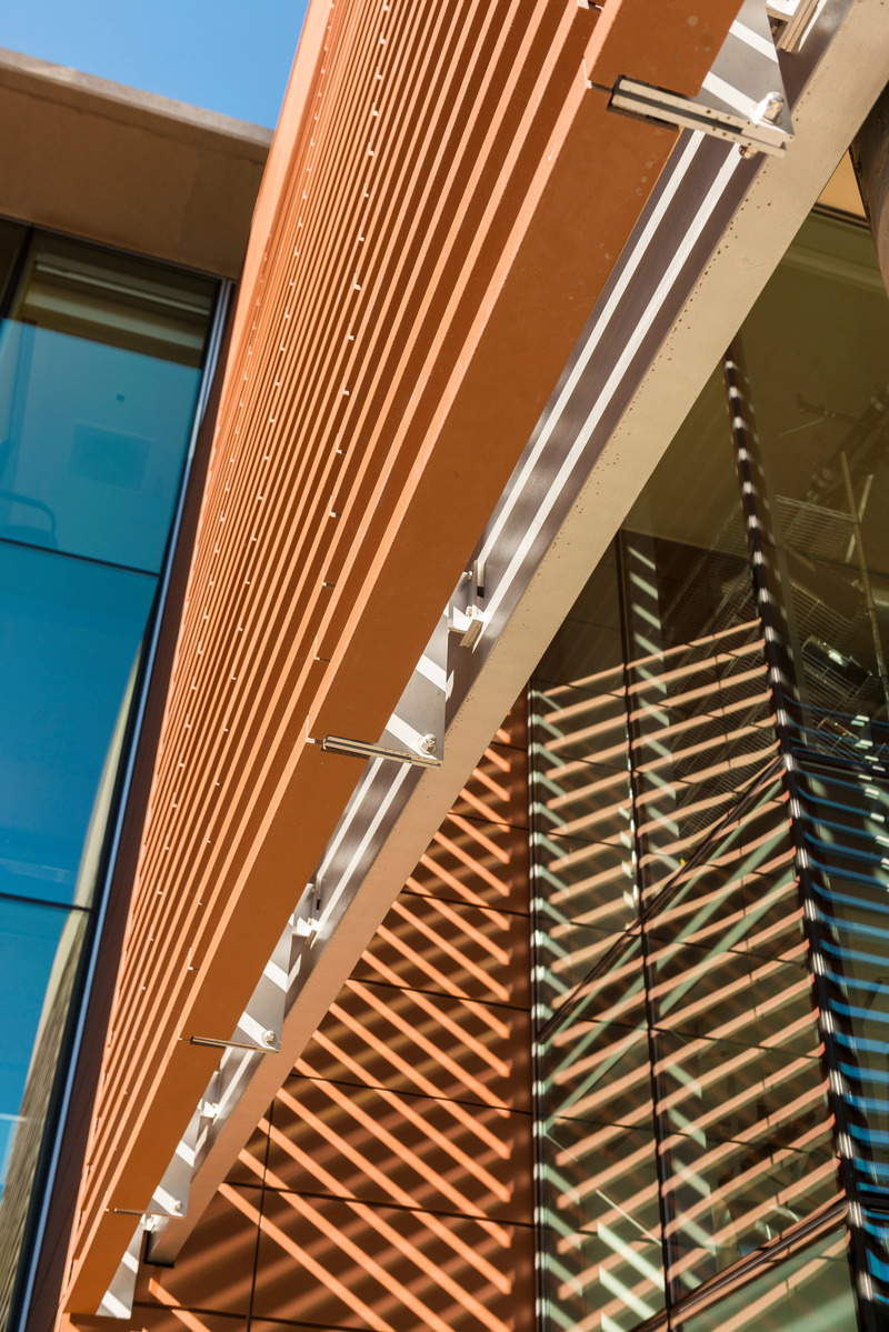 Dossier de presse | 6576-01 - Communiqué de presse | Hayes Group Architects Recognized for Modern Downtown Building - Hayes Group Architects - Architecture commerciale - <p class="">Sunshade detail:  The distinctive ground floor façade references the surrounding architectural and context and makes innovative use of green building technologies to achieve thermal comfort and meet design goals.</p> - Crédit photo : Patrik Argast