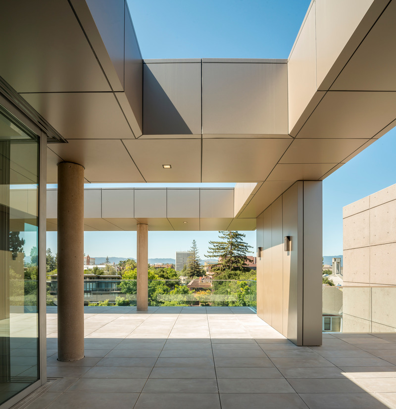 Dossier de presse | 6576-01 - Communiqué de presse | Hayes Group Architects Recognized for Modern Downtown Building - Hayes Group Architects - Architecture commerciale - <p class="">View from the top:  A strong visual connection to City Hall and downtown Palo Alto is achieved through a thoughtful mix of roof space and generous windows oriented and shaded to minimize heat and glare.  </p> - Crédit photo : Patrik Argast