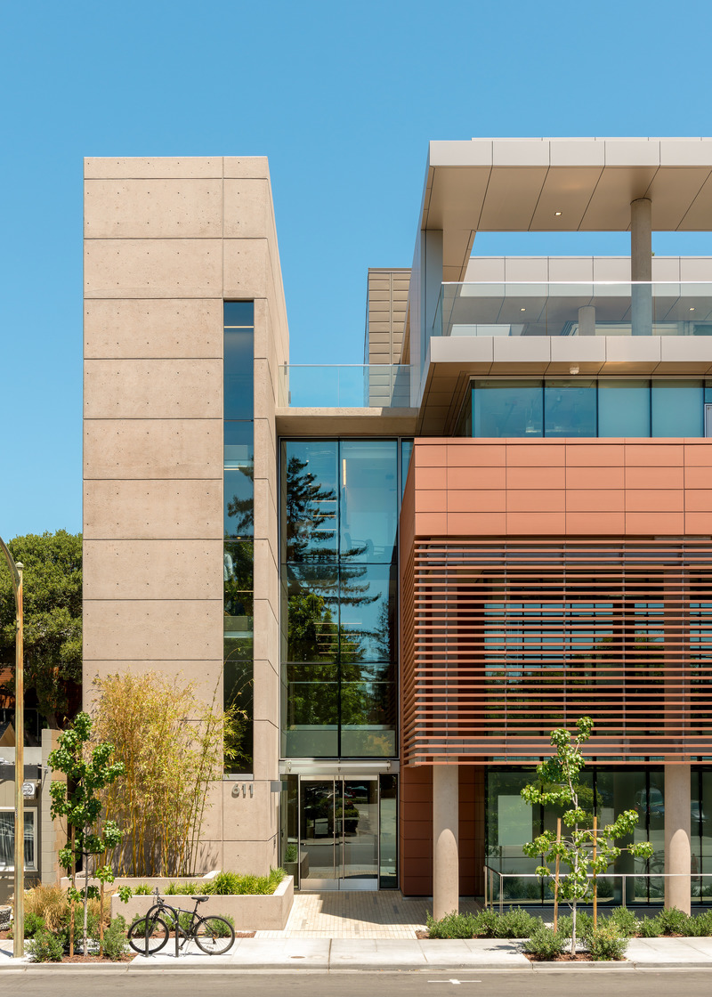 Dossier de presse | 6576-01 - Communiqué de presse | Hayes Group Architects Recognized for Modern Downtown Building - Hayes Group Architects - Architecture commerciale - Entry view: Engagement with vibrant downtown Palo Alto is reflectedin the strong use of forms and the large windows which open the interior spaces to Cowper Street. - Crédit photo : Patrik Argast