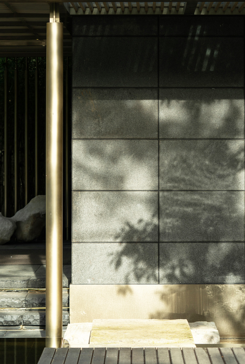 Press kit | 5630-04 - Press release | Daxiang Design Transforms a Republic of China Villa Into a Private Restaurant on the shores of West Lake - Daxiang Design - Commercial Interior Design - 03 Exterior light and shadow - Photo credit: Chuan He