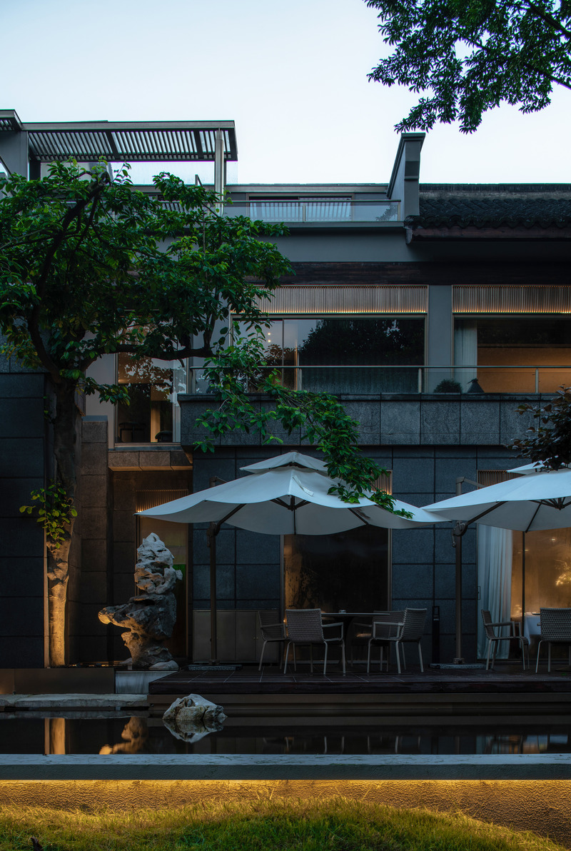 Press kit | 5630-04 - Press release | Daxiang Design Transforms a Republic of China Villa Into a Private Restaurant on the shores of West Lake - Daxiang Design - Commercial Interior Design - 04 Exterior view of the restaurant - Photo credit: Chuan He