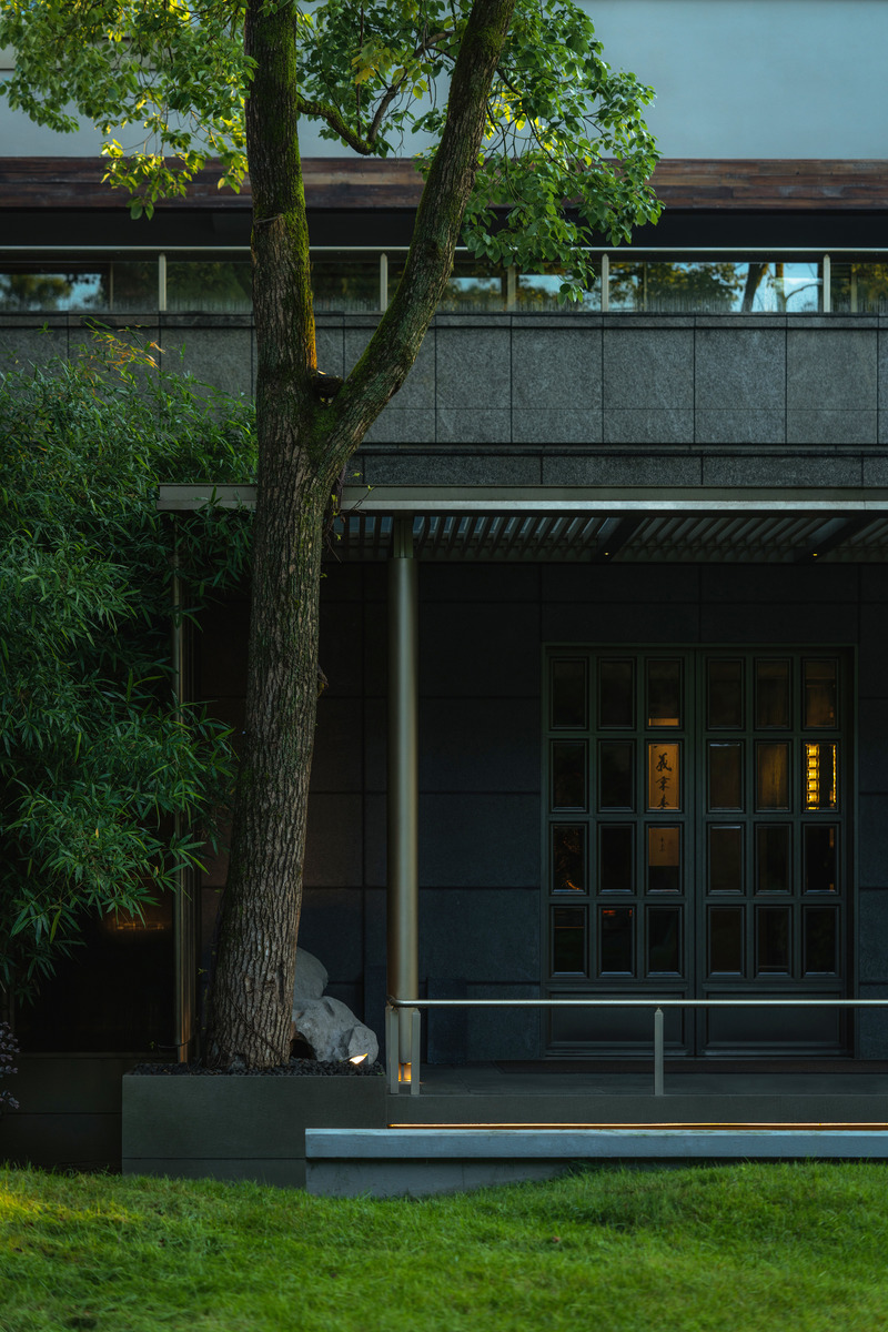Press kit | 5630-04 - Press release | Daxiang Design Transforms a Republic of China Villa Into a Private Restaurant on the shores of West Lake - Daxiang Design - Commercial Interior Design - 05 Exterior view of the restaurant - Photo credit: Chuan He