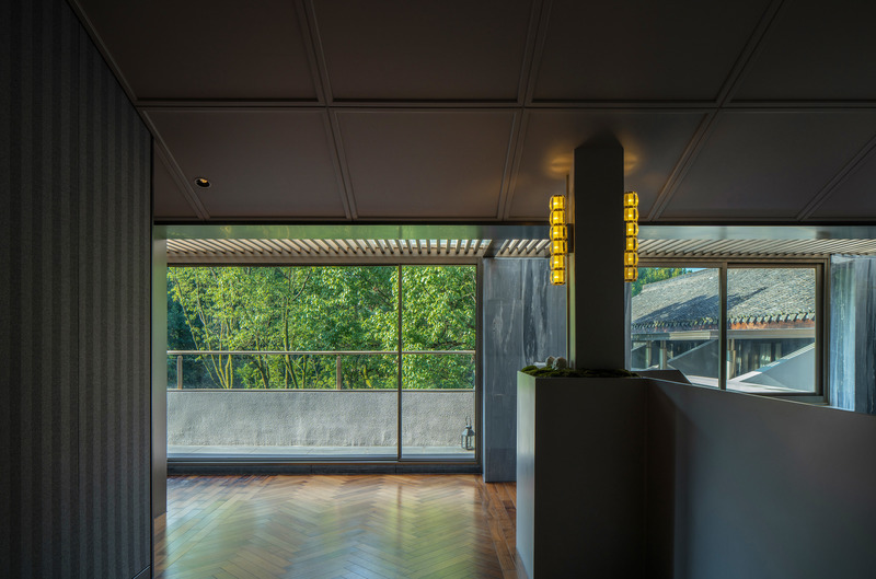 Press kit | 5630-04 - Press release | Daxiang Design Transforms a Republic of China Villa Into a Private Restaurant on the shores of West Lake - Daxiang Design - Commercial Interior Design - 19 The corridor window scene - Photo credit: Chuan He