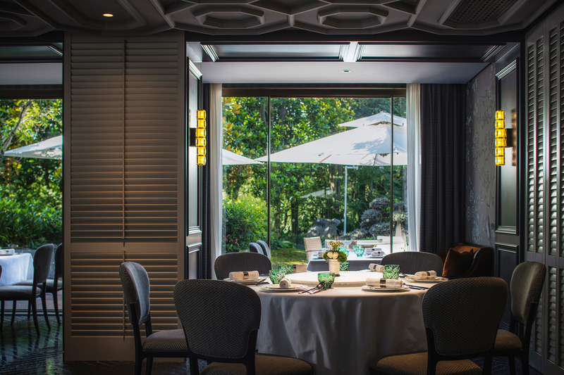 Press kit | 5630-04 - Press release | Daxiang Design Transforms a Republic of China Villa Into a Private Restaurant on the shores of West Lake - Daxiang Design - Commercial Interior Design - 24 The view from the window of the ordering area - Photo credit: Chuan He