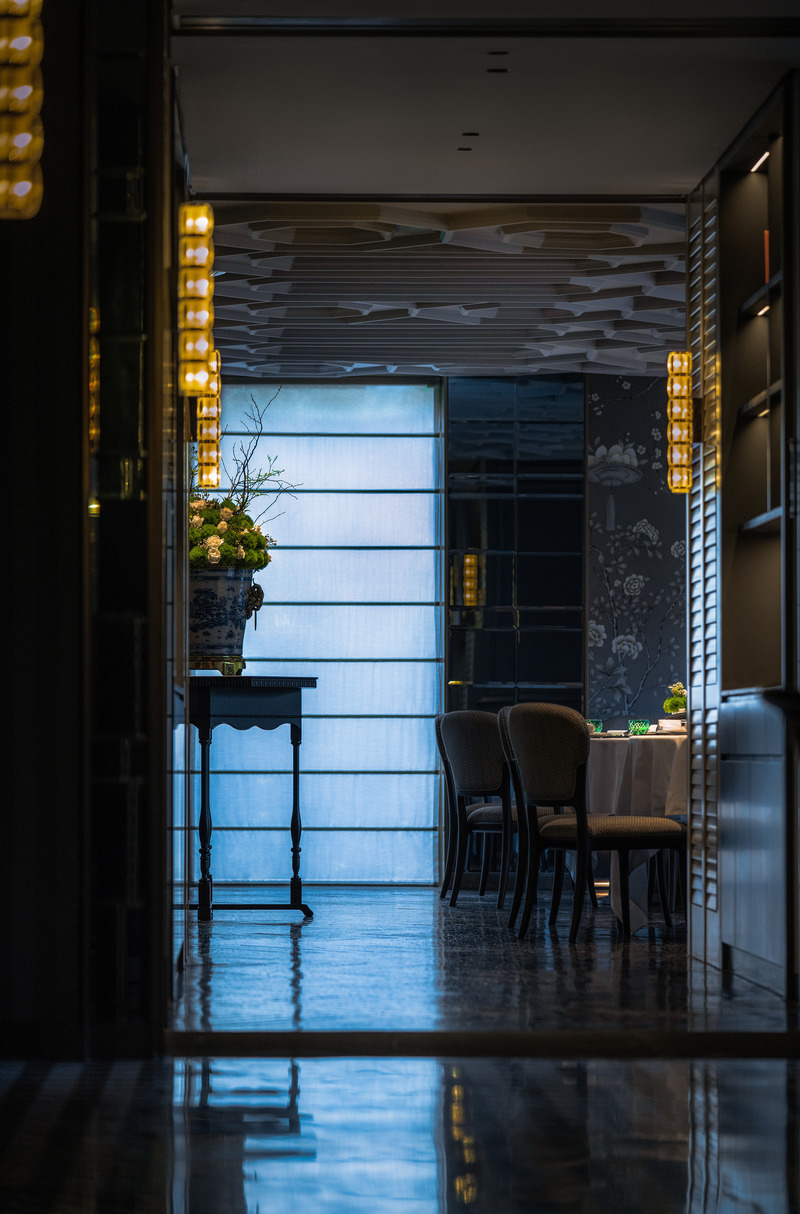 Press kit | 5630-04 - Press release | Daxiang Design Transforms a Republic of China Villa Into a Private Restaurant on the shores of West Lake - Daxiang Design - Commercial Interior Design - 25 Entrance of scattered seating area - Photo credit: Chuan He