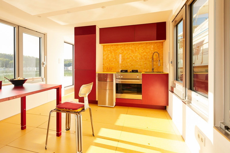 Dossier de presse | 5714-04 - Communiqué de presse | Solar + Design = Tiny Home on the Water - Crossboundaries - Produit - Crédit photo : Johanna Link