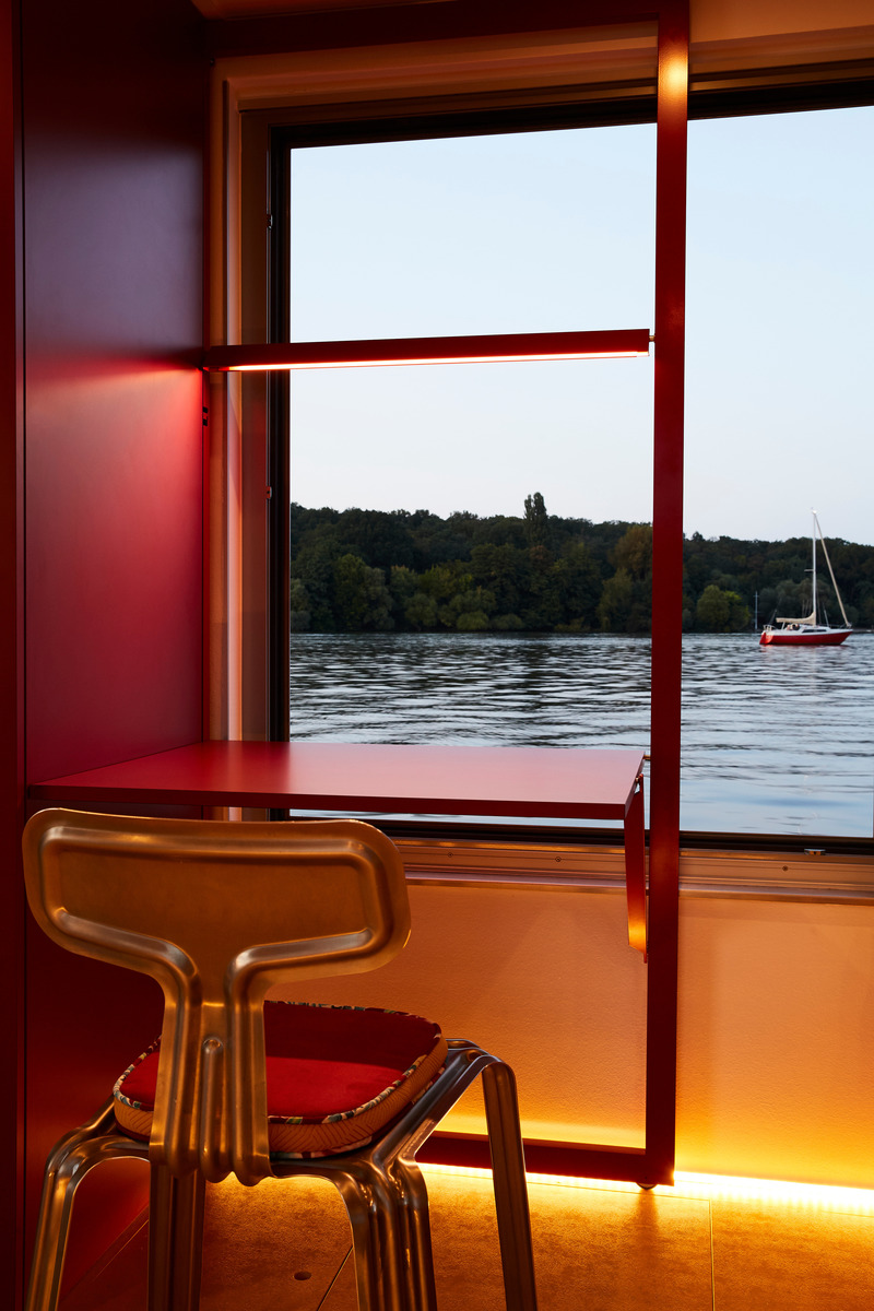 Dossier de presse | 5714-04 - Communiqué de presse | Solar + Design = Tiny Home on the Water - Crossboundaries - Produit - Crédit photo : Johanna Link