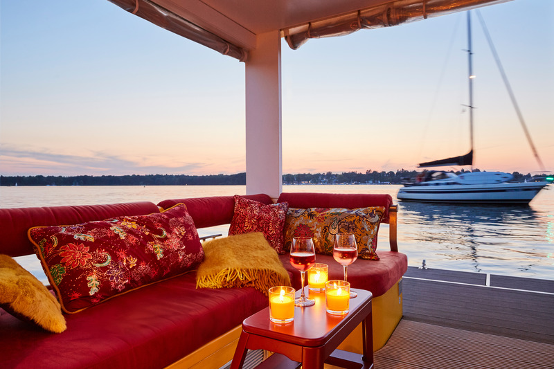 Dossier de presse | 5714-04 - Communiqué de presse | Solar + Design = Tiny Home on the Water - Crossboundaries - Produit - Crédit photo : Johanna Link