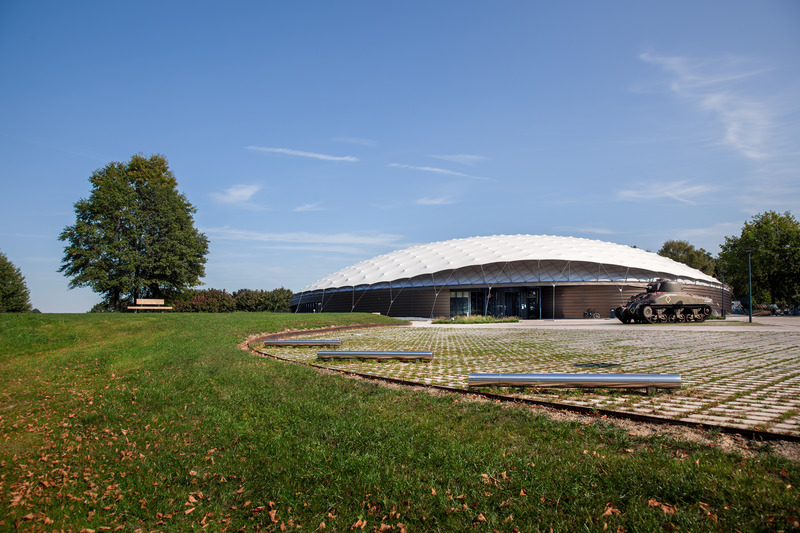 Dossier de presse | 3570-01 - Communiqué de presse | Freedom Museum Groesbeek Wins a 2022 Architecture MasterPrize Award - ZJA - Architecture commerciale - The building, sited on a flattened hilltop, is slightly tilted towards the valley and cut away in that direction, to create an obvious entrance. - Crédit photo : ZJA