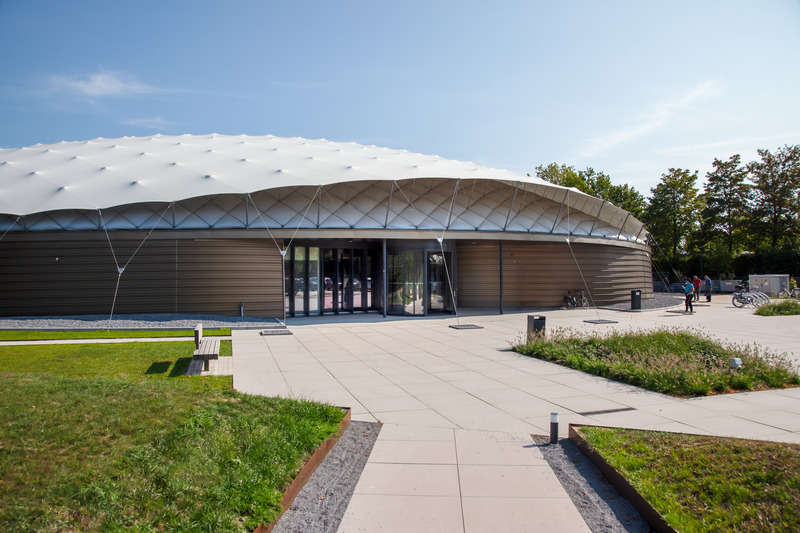 Dossier de presse | 3570-01 - Communiqué de presse | Freedom Museum Groesbeek Wins a 2022 Architecture MasterPrize Award - ZJA - Architecture commerciale - The Shaded Dome, placed on a concrete plinth with doors and windows, consists of a dome supported by air pressure, a network of steel cables and a roof made of hi-tech textile with a large span. - Crédit photo : ZJA