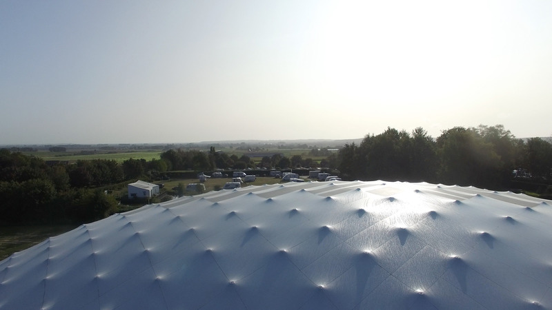 Dossier de presse | 3570-01 - Communiqué de presse | Freedom Museum Groesbeek Wins a 2022 Architecture MasterPrize Award - ZJA - Architecture commerciale - The shape of the Shaded Dome in Groesbeek is that of an elongated cupola of light fabric, alluding to the parachutes that filled the sky during Operation Market Garden. - Crédit photo : ZJA