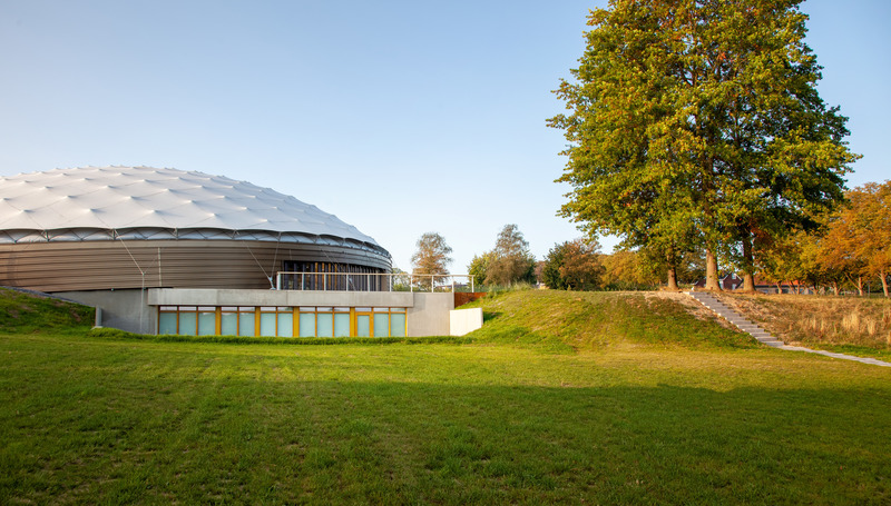 Dossier de presse | 3570-01 - Communiqué de presse | Freedom Museum Groesbeek Wins a 2022 Architecture MasterPrize Award - ZJA - Architecture commerciale - Offices and storage facilities are build underground, so the that the restaurant offers a clear view of the valley from where the allied divisions once left for Germany. - Crédit photo : ZJA