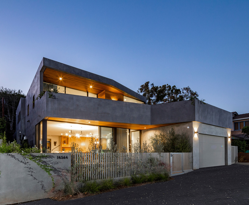 Press kit | 5795-02 - Press release | ANX’s Wrap Recess House Maximizes Outdoor Living - ANX / Aaron Neubert Architects - Residential Architecture - Exterior Night<br> - Photo credit: Brian Thomas Jones