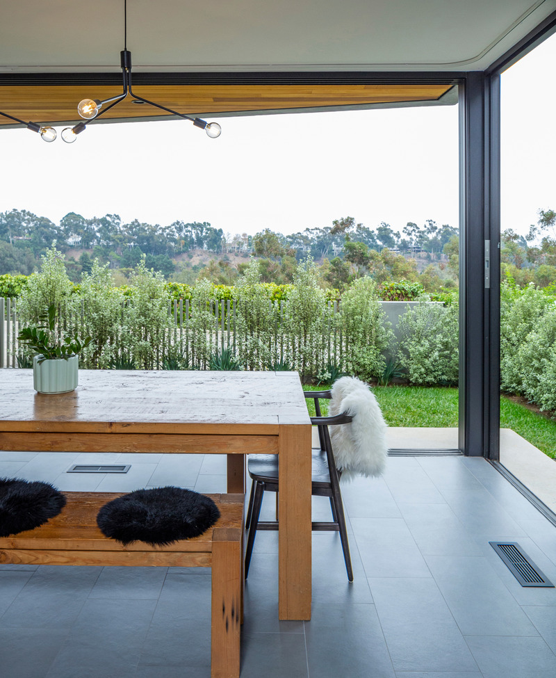 Press kit | 5795-02 - Press release | ANX’s Wrap Recess House Maximizes Outdoor Living - ANX / Aaron Neubert Architects - Residential Architecture - Dining Room<br> - Photo credit: Brian Thomas Jones