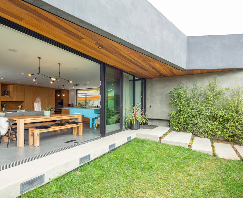 Press kit | 5795-02 - Press release | ANX’s Wrap Recess House Maximizes Outdoor Living - ANX / Aaron Neubert Architects - Residential Architecture - Dining Room<br> - Photo credit: Brian Thomas Jones