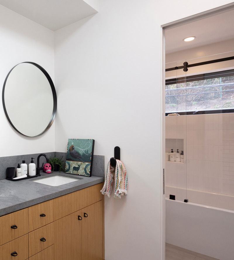 Press kit | 5795-02 - Press release | ANX’s Wrap Recess House Maximizes Outdoor Living - ANX / Aaron Neubert Architects - Residential Architecture - Bathroom - Photo credit: Brian Thomas Jones