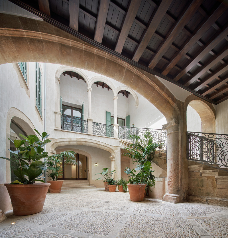 Dossier de presse | 2303-03 - Communiqué de presse | Can Santacilia, a careful renovation of two historic buildings located in Palma de Mallorca - OHLAB - Architecture résidentielle - Courtyard - Crédit photo : José Hevia