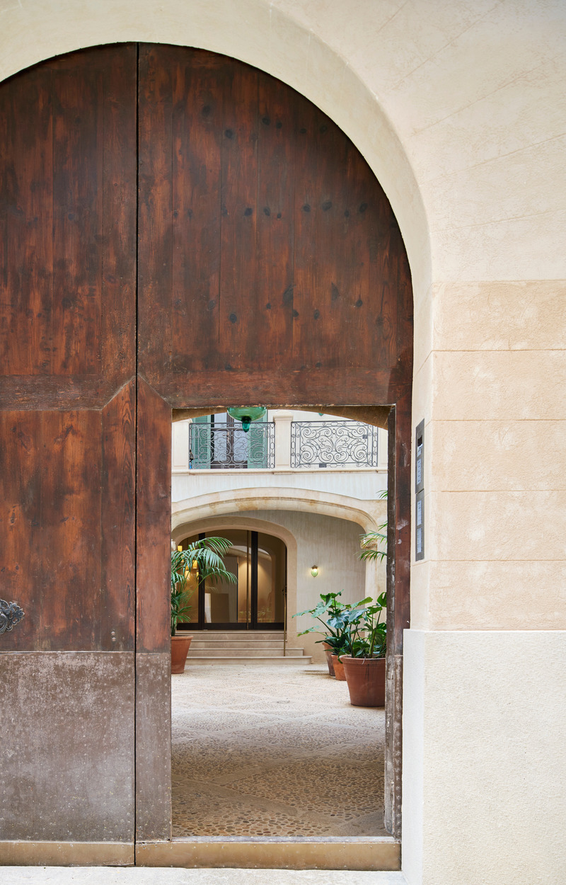 Dossier de presse | 2303-03 - Communiqué de presse | Can Santacilia, a careful renovation of two historic buildings located in Palma de Mallorca - OHLAB - Architecture résidentielle - Entrance - Crédit photo : José Hevia