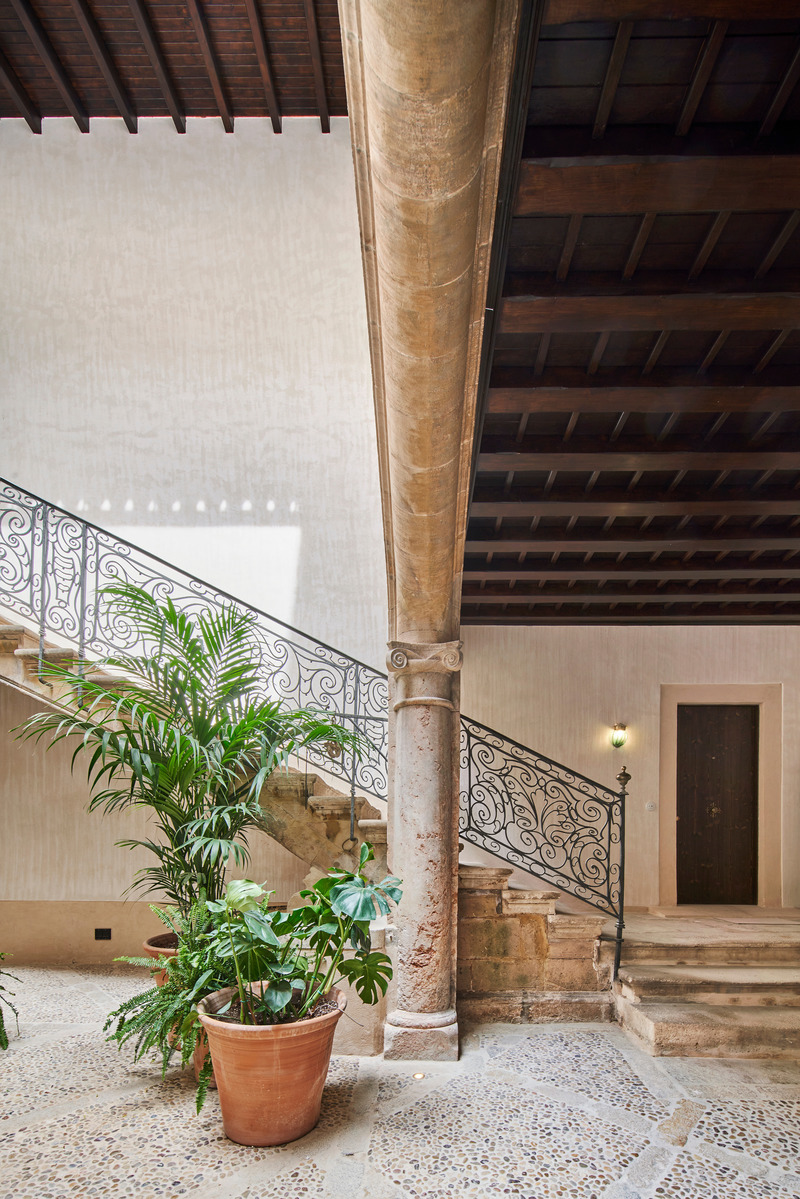 Dossier de presse | 2303-03 - Communiqué de presse | Can Santacilia, a careful renovation of two historic buildings located in Palma de Mallorca - OHLAB - Architecture résidentielle - Courtyard - Crédit photo : José Hevia