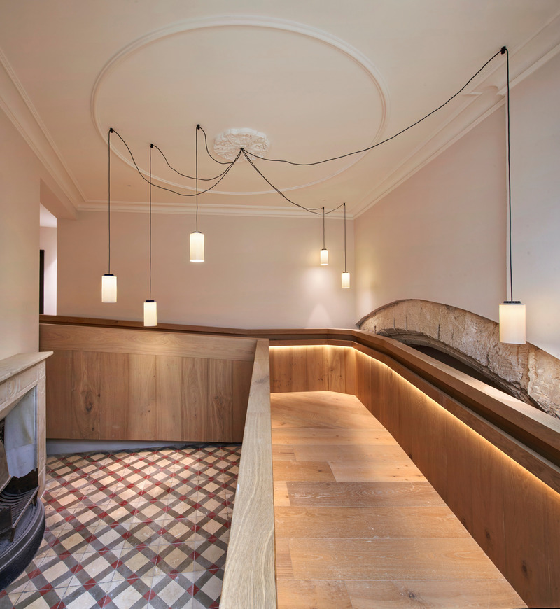 Dossier de presse | 2303-03 - Communiqué de presse | Can Santacilia, a careful renovation of two historic buildings located in Palma de Mallorca - OHLAB - Architecture résidentielle - Wooden walkway - Crédit photo : José Hevia