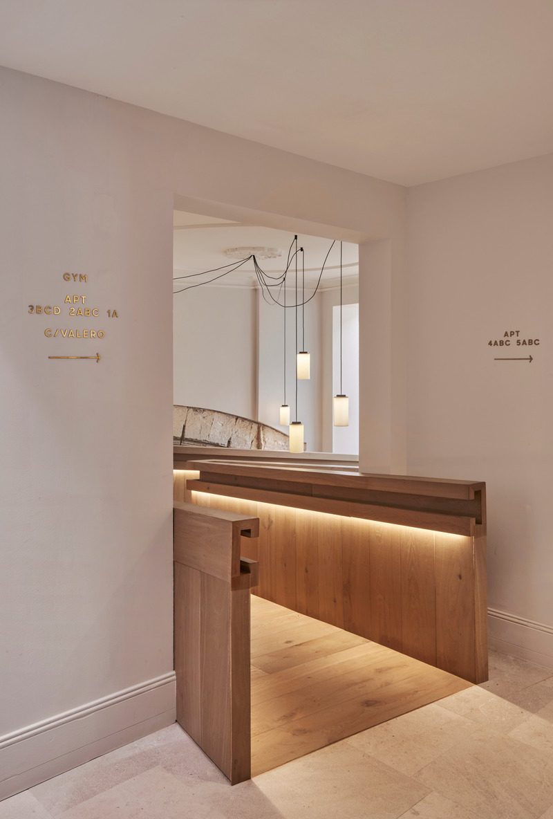Dossier de presse | 2303-03 - Communiqué de presse | Can Santacilia, a careful renovation of two historic buildings located in Palma de Mallorca - OHLAB - Architecture résidentielle - Wooden walkway - Crédit photo : José Hevia