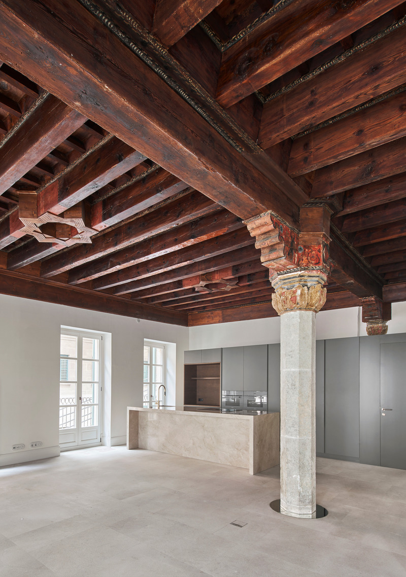 Dossier de presse | 2303-03 - Communiqué de presse | Can Santacilia, a careful renovation of two historic buildings located in Palma de Mallorca - OHLAB - Architecture résidentielle - Apartment - Coffered ceiling - Crédit photo : José Hevia