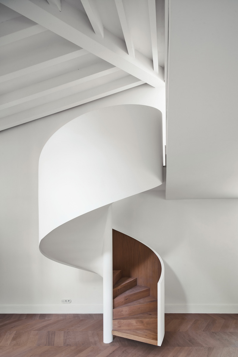 Dossier de presse | 2303-03 - Communiqué de presse | Can Santacilia, a careful renovation of two historic buildings located in Palma de Mallorca - OHLAB - Architecture résidentielle - Spiral staircase - Crédit photo : José Hevia