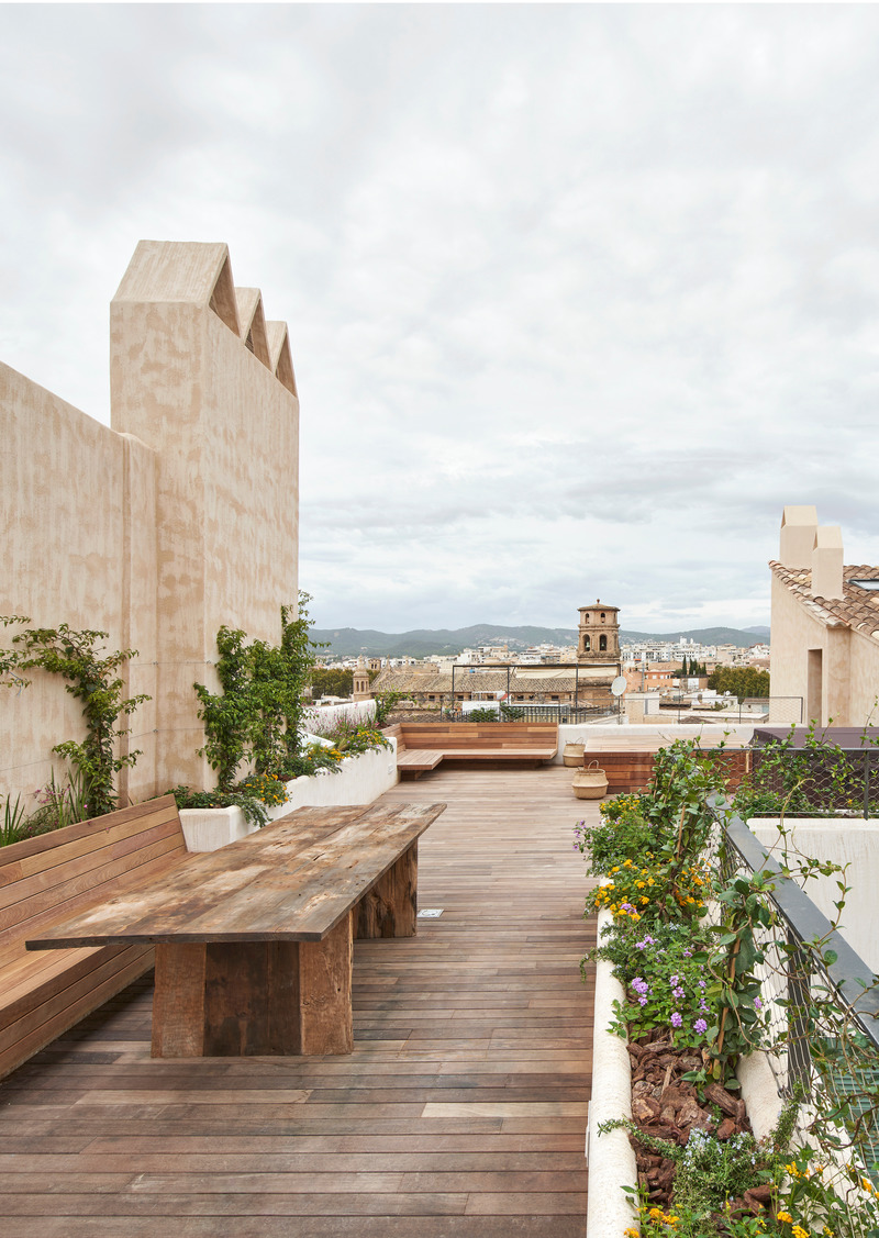 Dossier de presse | 2303-03 - Communiqué de presse | Can Santacilia, a careful renovation of two historic buildings located in Palma de Mallorca - OHLAB - Architecture résidentielle - Rooftop - Crédit photo : José Hevia