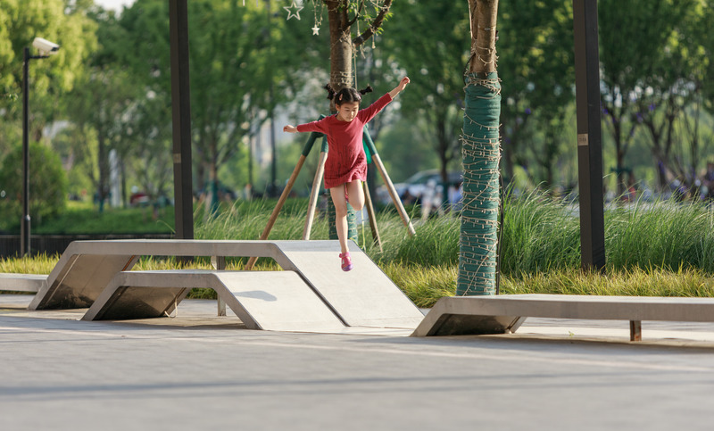 Press kit | 6579-01 - Press release | Cultivation of Urban Landscape Theaterism - FLO - Landscape Architecture - Landscape Seatings Transformed into Mini-Stages for Informal Play - Photo credit: Nancy Studio