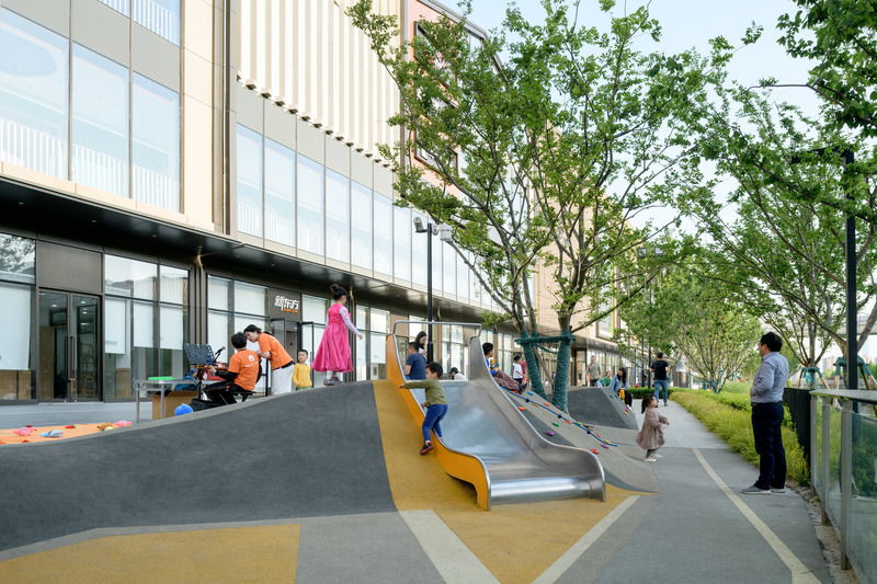 Press kit | 6579-01 - Press release | Cultivation of Urban Landscape Theaterism - FLO - Landscape Architecture - Mounded Playscape for Children Activity - Photo credit: Nancy Studio