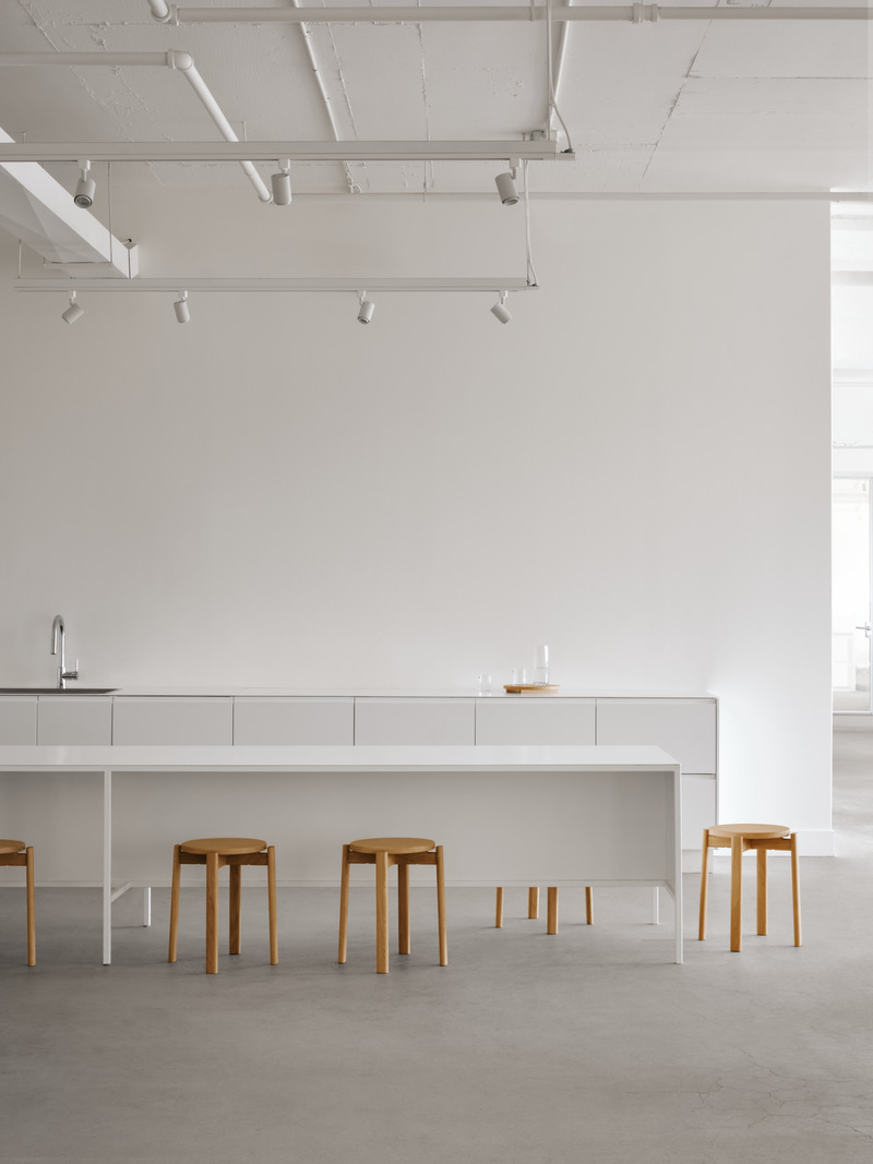 Dossier de presse | 4241-03 - Communiqué de presse | Les bureaux de Dime - Vives St-Laurent - Design d’intérieur commercial - Cuisine - Crédit photo : Alex Lesage