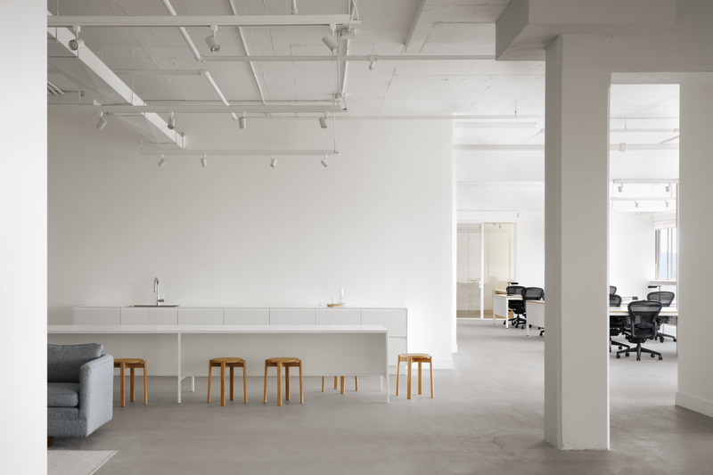 Dossier de presse | 4241-03 - Communiqué de presse | Les bureaux de Dime - Vives St-Laurent - Design d’intérieur commercial - Cuisine et aire ouverte - Crédit photo : Alex Lesage