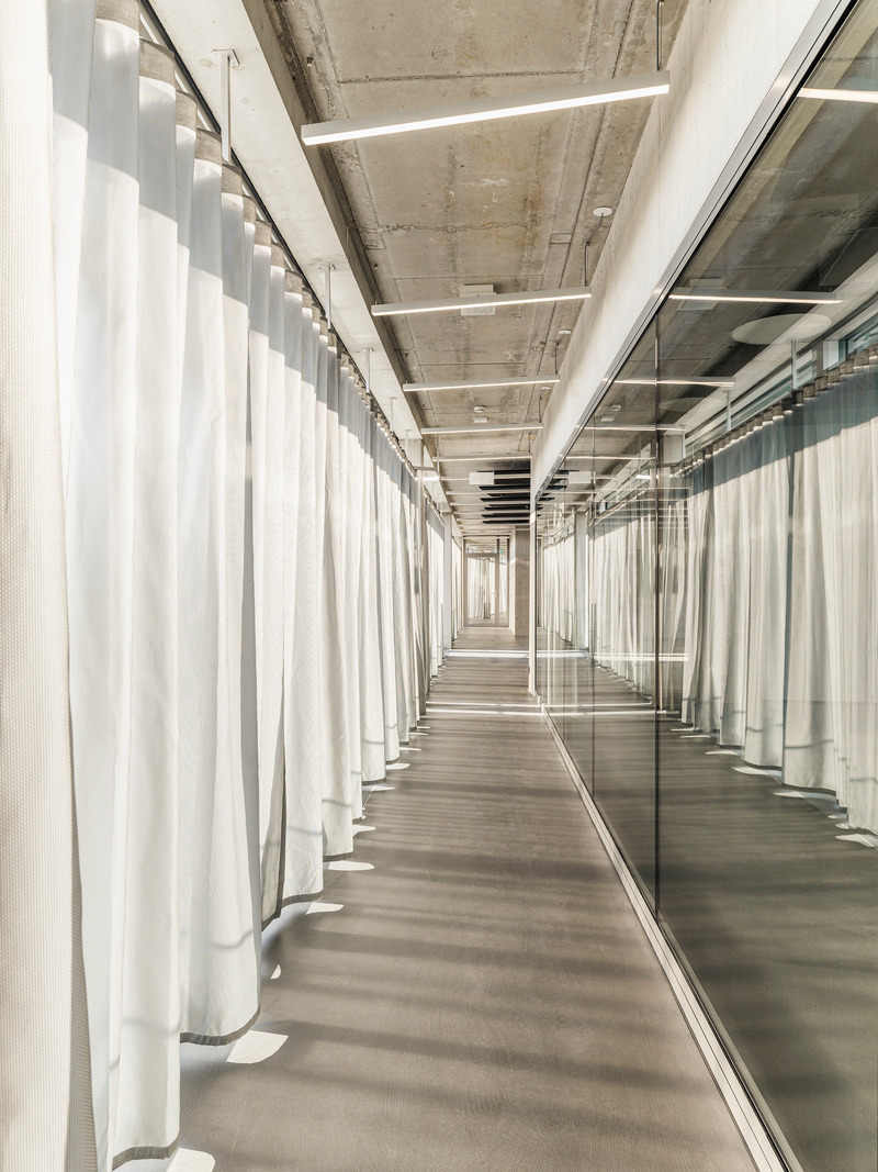 Dossier de presse | 6570-01 - Communiqué de presse | Criminal Investigation Department, City of Zurich - Penzel Valier - Architecture institutionnelle - Soft surfaces contrast glass and concrete - Crédit photo : Bruno Augsburger