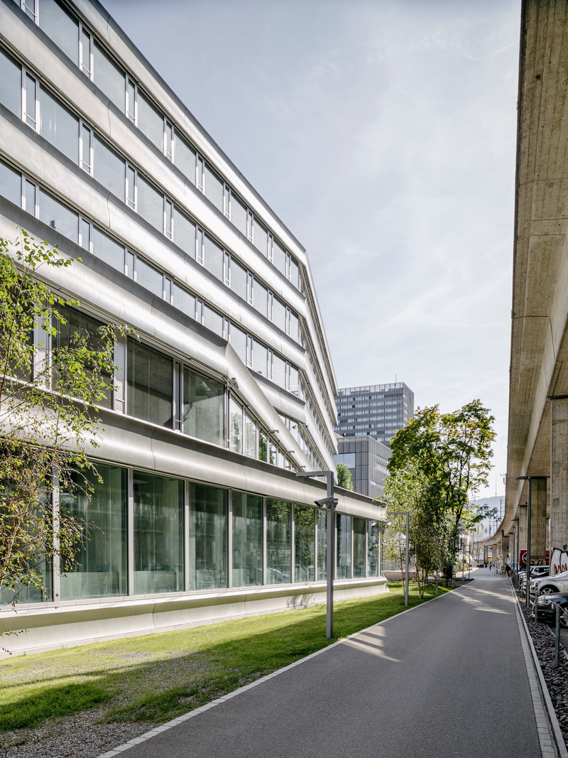 Dossier de presse | 6570-01 - Communiqué de presse | Criminal Investigation Department, City of Zurich - Penzel Valier - Architecture institutionnelle - Overlapping lines of the facade strips<br style="">  - Crédit photo : Bruno Augsburger