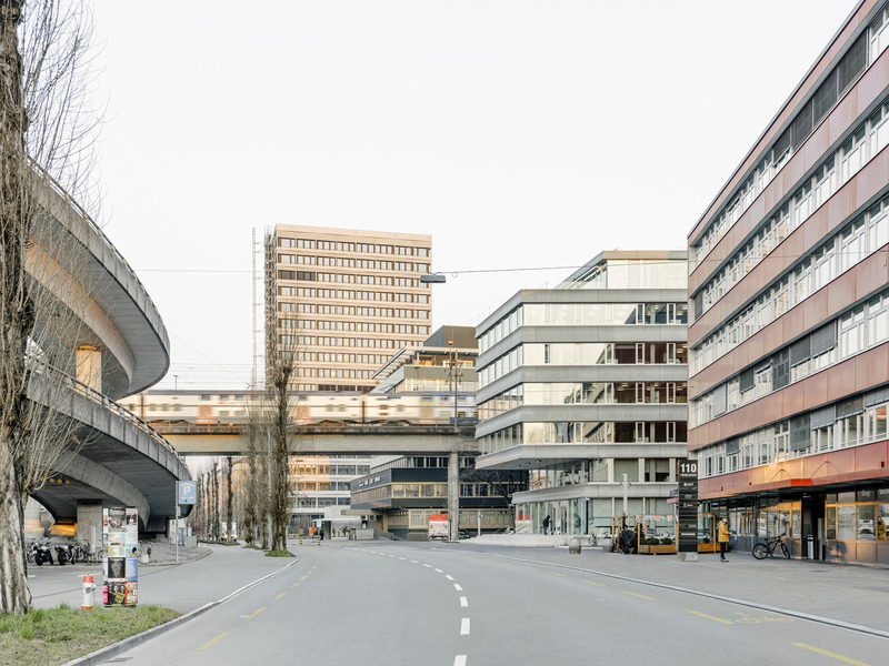 Dossier de presse | 6570-01 - Communiqué de presse | Criminal Investigation Department, City of Zurich - Penzel Valier - Architecture institutionnelle - The building acts as a "joint" between the neighboring buildings <br style=""> - Crédit photo : Bruno Augsburger