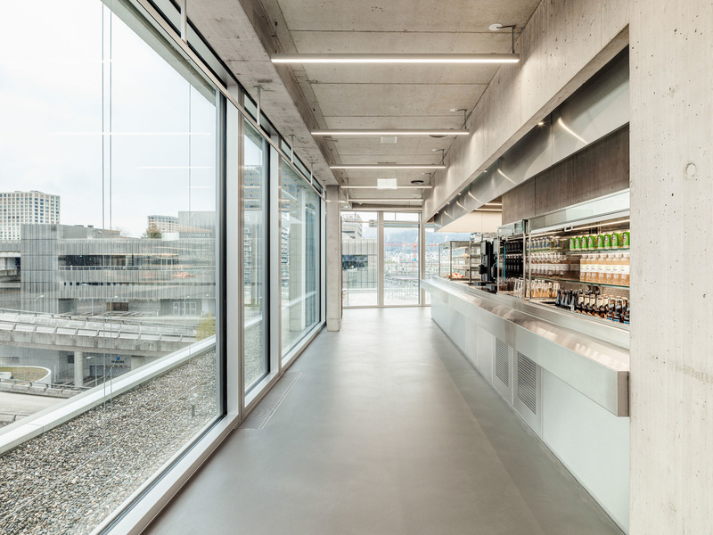 Dossier de presse | 6570-01 - Communiqué de presse | Criminal Investigation Department, City of Zurich - Penzel Valier - Architecture institutionnelle -  Canteen on the top floor with open atmosphere and large terrace<br>  - Crédit photo : Bruno Augsburger