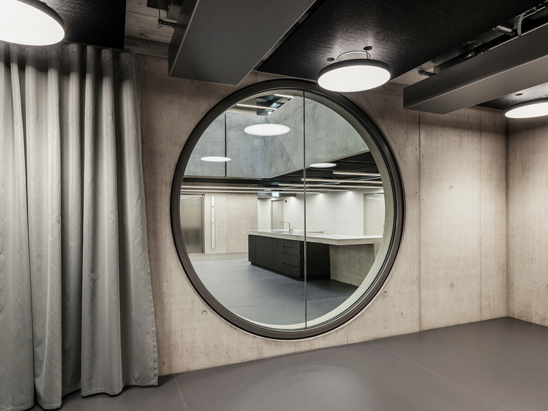 Dossier de presse | 6570-01 - Communiqué de presse | Criminal Investigation Department, City of Zurich - Penzel Valier - Architecture institutionnelle - Round windows contrast the angular shapes and create visual connections<br style=""> - Crédit photo : Bruno Augsburger