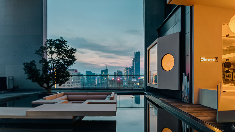 Dossier de presse | 5630-05 - Communiqué de presse | Zhiwai — An Office with the Best Rooftop Terrace Offers Amazing City Views and a Space to Relax - DSArchstudios - Design d’intérieur commercial - Crédit photo : <p class="">STUDIO TEN / Tan Xiao</p>