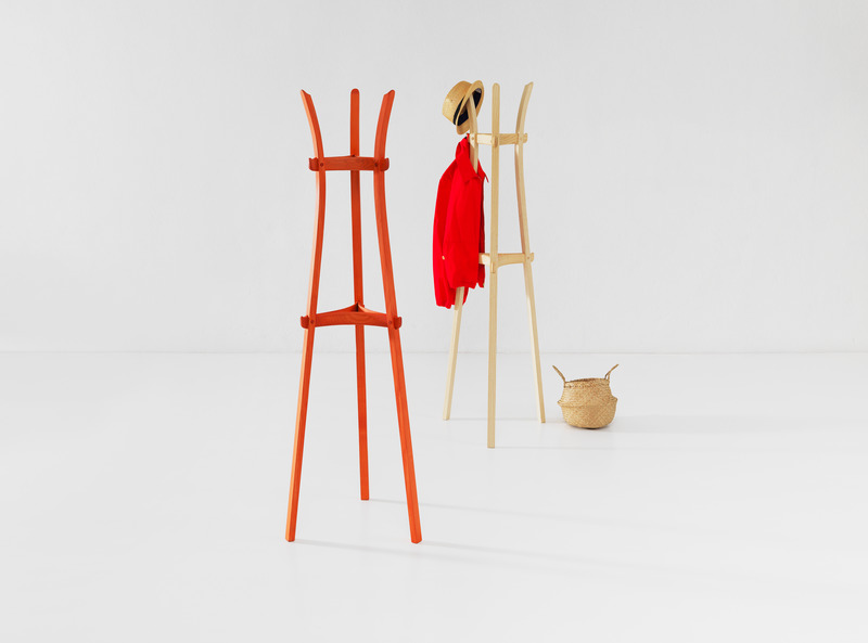 Dossier de presse | 4232-16 - Communiqué de presse | Zilio A&C’s Intelligent, Refined, and Sustainable Design Offers Perfect Ideas for the Upcoming Holidays - Zilio A&C - Produit - LEEK, coat rack by Studio Mentsen - Crédit photo :  Courtesy Zilio A&amp;C 