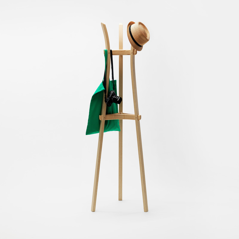Dossier de presse | 4232-16 - Communiqué de presse | Zilio A&C’s Intelligent, Refined, and Sustainable Design Offers Perfect Ideas for the Upcoming Holidays - Zilio A&C - Produit - LEEK, coat rack by Studio Mentsen - Crédit photo : Courtesy Zilio A&amp;C
