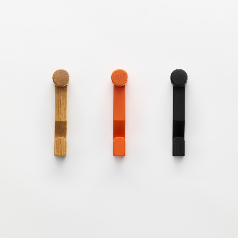 Dossier de presse | 4232-16 - Communiqué de presse | Zilio A&C’s Intelligent, Refined, and Sustainable Design Offers Perfect Ideas for the Upcoming Holidays - Zilio A&C - Produit -  FRANK, coat racks by Simon Kämpfer  - Crédit photo : Credits Matevz-Paternoster