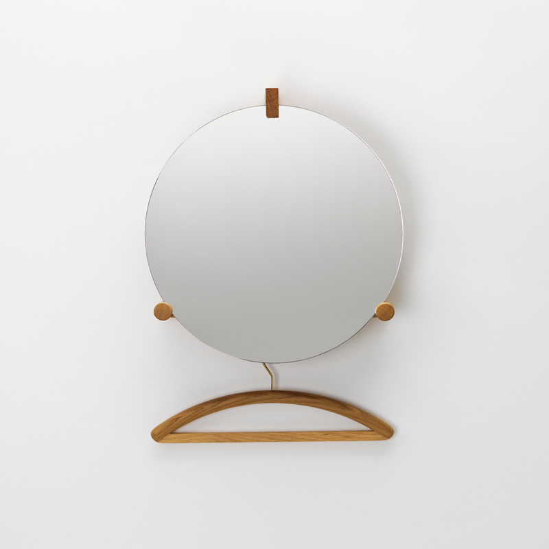Dossier de presse | 4232-16 - Communiqué de presse | Zilio A&C’s Intelligent, Refined, and Sustainable Design Offers Perfect Ideas for the Upcoming Holidays - Zilio A&C - Produit - JUNE, wall-mounted mirror by Simon Kämpfer - Crédit photo : Credits Matevz-Paternoster